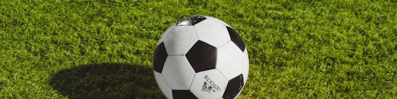 专家解说专栏配图 - 资深评论员在演播室分析比赛数据