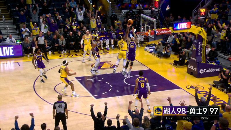 正在直播的NBA比赛画面 - 洛杉矶湖人队对阵金州勇士队的激烈比赛现场，比分紧咬